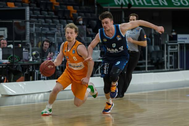 持防守的同 持防守的同